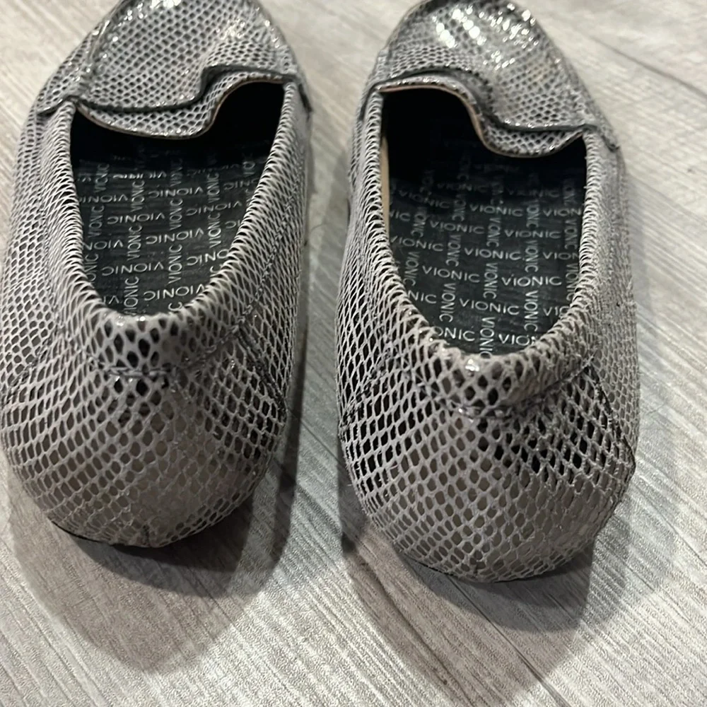 Vionic silver loafers women’s size 9’metallic snake skin - Picture 2 of 4